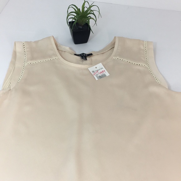✨TCEC✨CREAM SLEEVELESS TOP - Picture 12 of 15